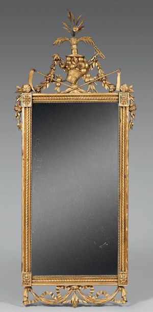 Miroir d'entre-deux en bois doré et sculpté....