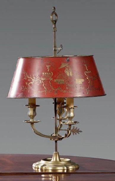 Lampe bouillotte en bronze à trois lumières....
