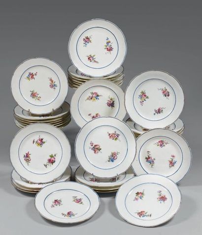 Suite de trente assiettes en porcelaine de...
