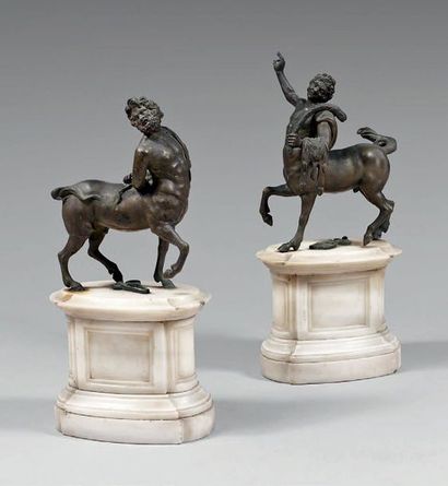 Deux centaures formant pendant en bronze...
