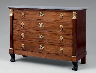 Commode en placage d'acajou ouvrant à quatre...
