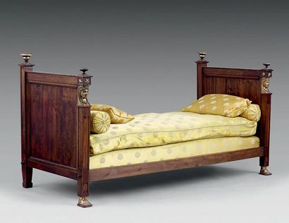 Lit de repos en bois teinté acajou. Montants...