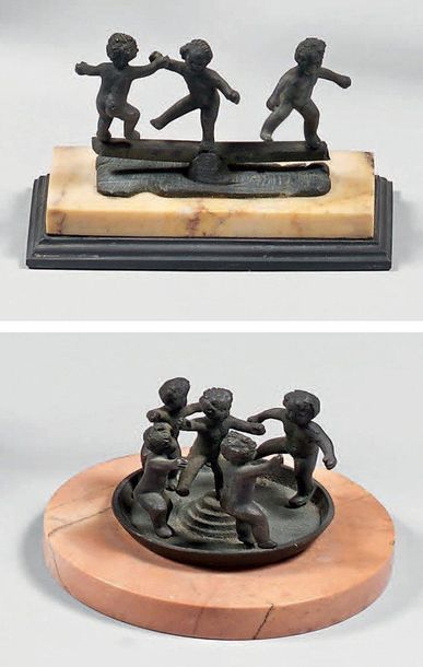 Deux petits sujets en bronze de patine noire...