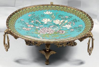 Coupe en cloisonné décorée d'un bouquet de...