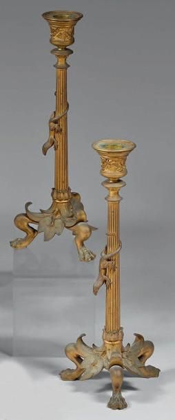 Paire de flambeaux en bronze doré, le fût...