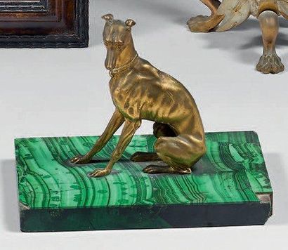 Presse-papier, une levrette assise en bronze...