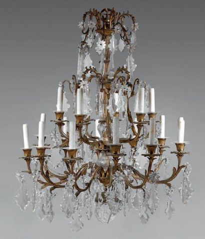 Lustre en bronze doré à dix-huit lumières...