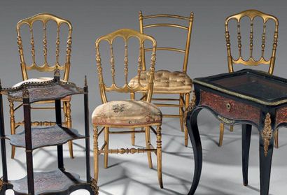 Ensemble de quatre chaises légères en bois...