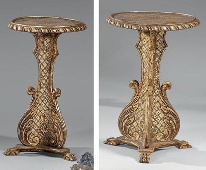 Paire de petits guéridons en bois doré et...