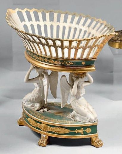 Pièce de surtout en forme de navette en porcelaine...