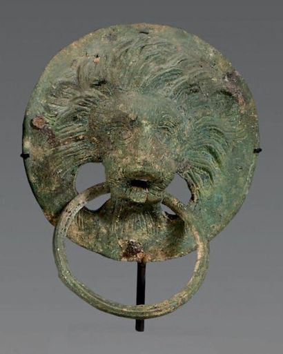 Poignée en forme de tête de lion. Bronze....