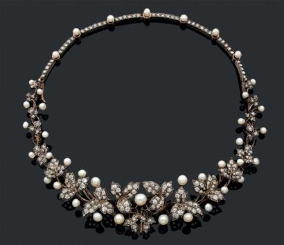 Collier en or jaune et argent, dans sa partie...
