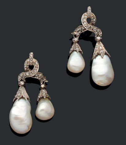 Paire de pendants d'oreille en or jaune et...