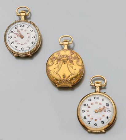 Trois montres de col en or jaune à remontoir,...