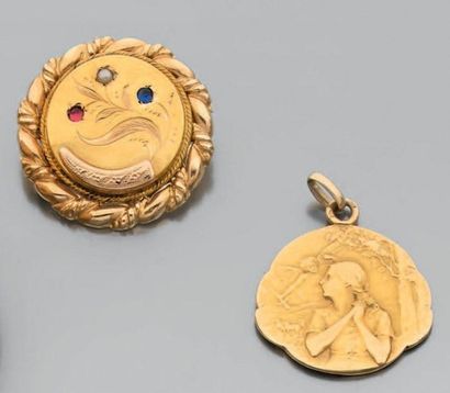 Lot en or composé d'une médaille consacrée...