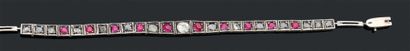 Bracelet en argent formé d'une chute de diamants...