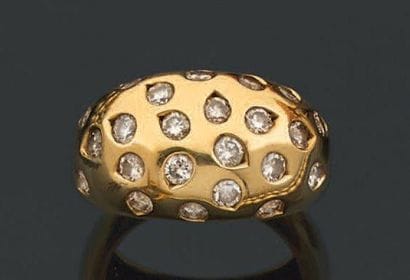 Bague demi-jonc en or jaune ornée en serti...