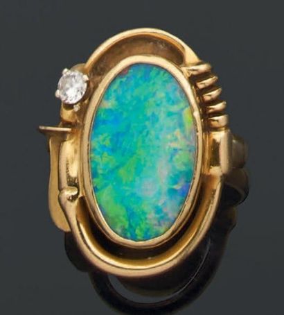 Bague en or jaune ornée d'une opale ovale...