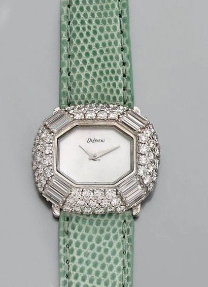 Montre bracelet de dame en or gris à boîtier...