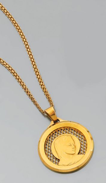 Grande médaille en or jaune présentant une...