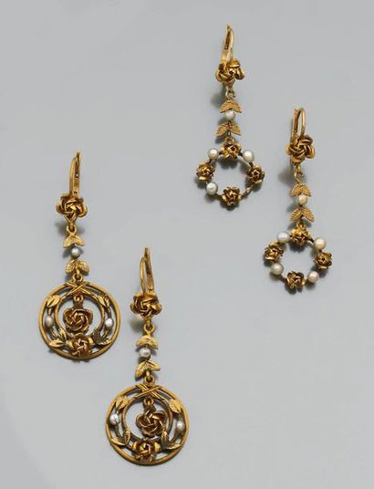 Deux paires de pendants d'oreilles en or...