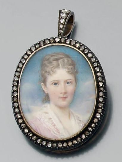 Broche pendentif ovale en or et argent ornée...