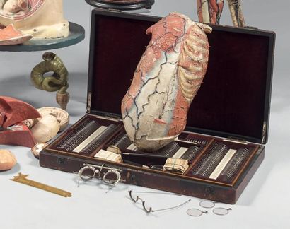 Nécessaire d'ophtalmologiste dans un coffret...