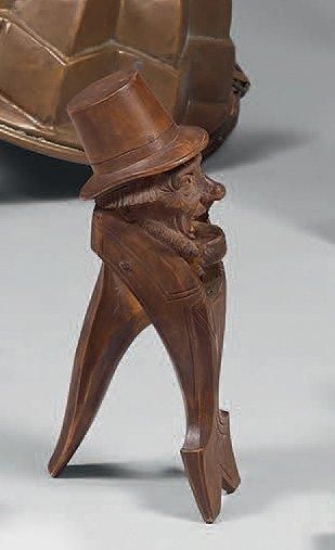 Casse-noisette en bois clair teinté figurant...