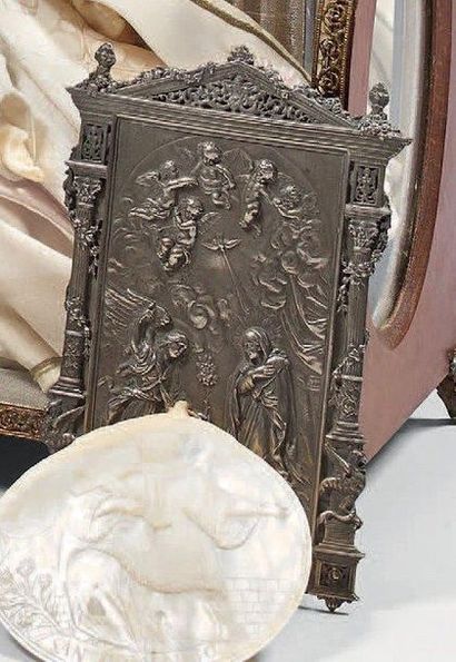 Plaque en bronze argenté en forme de retable...