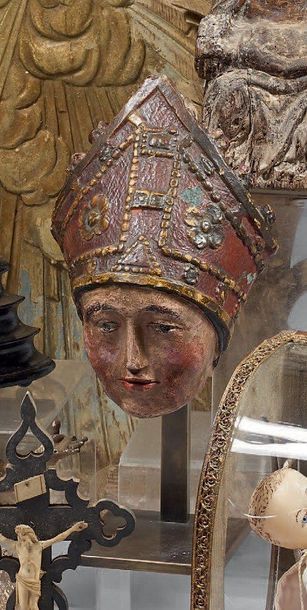 Tête en pierre calcaire, sculptée polychrome,...