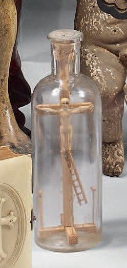 Crucifix en bois entouré des Instruments...