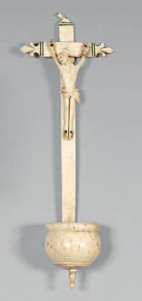 Bénitier surmonté d'un Crucifix en os, les...