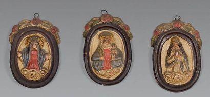 Ensemble de trois petits médaillons en terre...