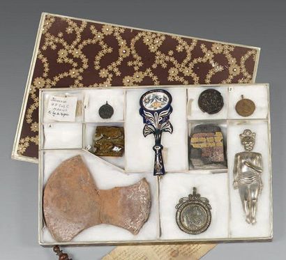 Coffret comprenant divers objets dont: -...