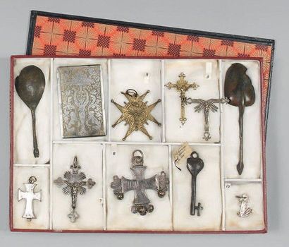 Coffret comprenant divers objets dont: -...
