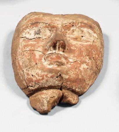 Visage en bois sculpté polychrome dans le...