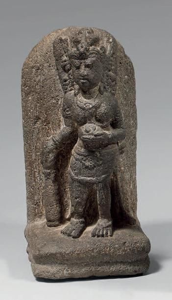 Haut-relief en pierre volcanique, jeune femme...