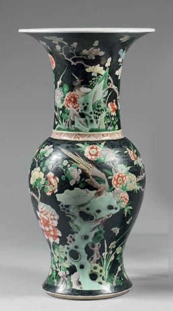 Vase de forme «yanyan» en porcelaine décorée...