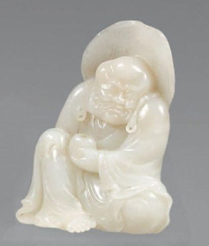 Statuette de Luohan assis en néphrite céladon,...