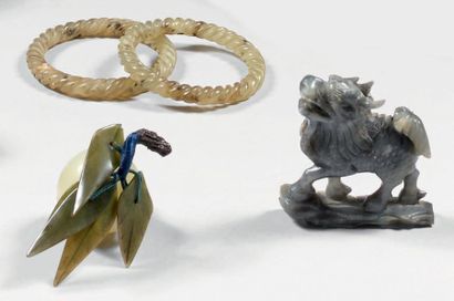 Ensemble en pierre dure: deux bracelets torsadés...