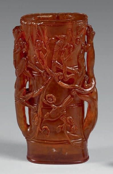 Vase en ambre en forme de bambou à décor...