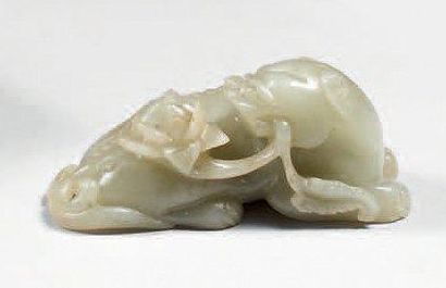 Petite chimère en néphrite céladon, couchée,...