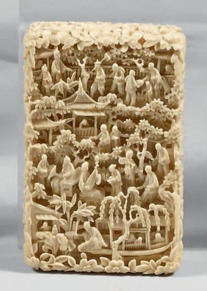 Etui à cartes en ivoire à décor sculpté en...