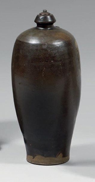 Vase de forme meiping en grès émaillé brun...