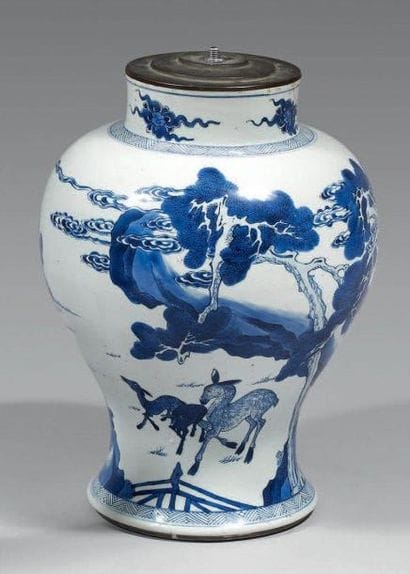 Potiche de forme balustre en porcelaine décorée...