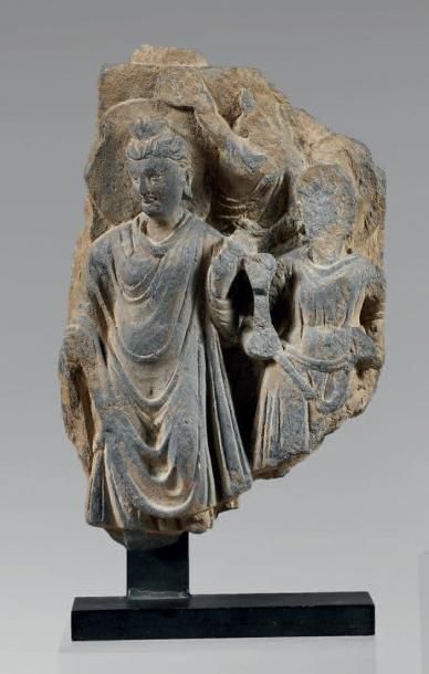 Stèle en schiste gris sculptée d'un bouddha...