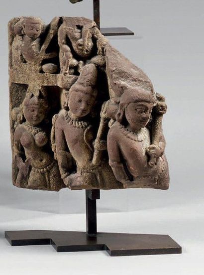 Stèle en schiste sculptée d'une apsara et...