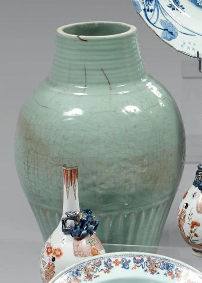 Vase de forme balustre en porcelaine émaillée...