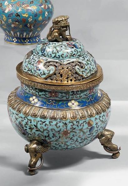 Brûle-parfum tripode en bronze doré et émaux...
