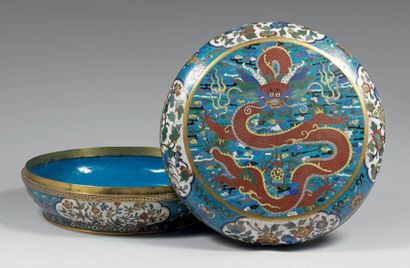 Grande boîte en bronze doré et émaux cloisonnés...